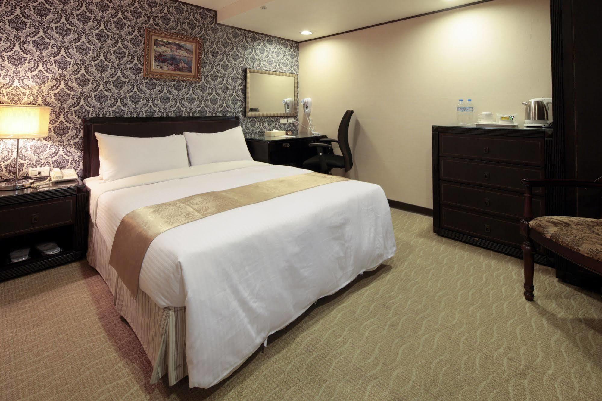 Lincoln Hotel Tainan Exterior photo